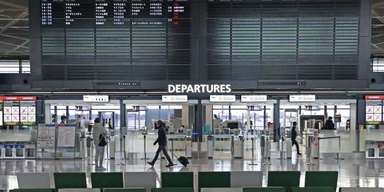 Lo ngại sự lây lan của biến thể Covid-19 Omicron, Nhật Bản triệt để "đóng cửa" với người nước ngoài