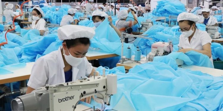 Làm thế nào để thu hút người lao động trở lại sau khi mở cửa kinh tế?