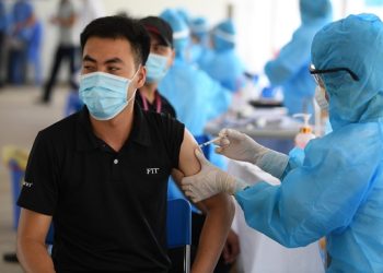 HBA kiến nghị tiêm vaccin mũi 3 cho hơn 300.000 công nhân tại TP.HCM