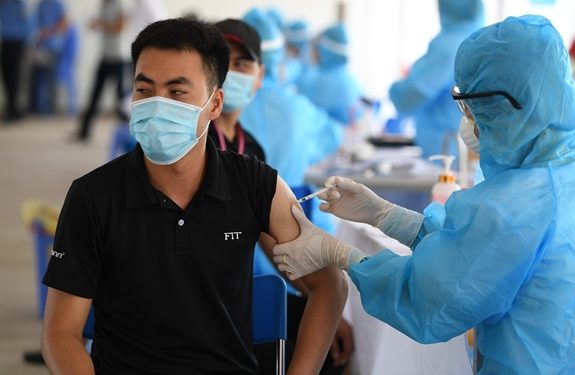 HBA kiến nghị tiêm vaccin mũi 3 cho hơn 300.000 công nhân tại TP.HCM