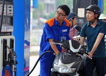 Giá xăng trong nước ngày mai sẽ giảm?