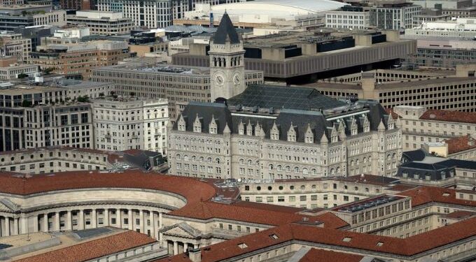 Tập đoàn Trump bán khách sạn ở Washington D.C giá 375 triệu USD