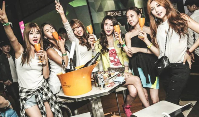 Hàn Quốc đau đầu với vấn nạn “Sugar baby” – Thạc sỹ, cử nhân… bỏ học ôm giấc mộng đổi đời