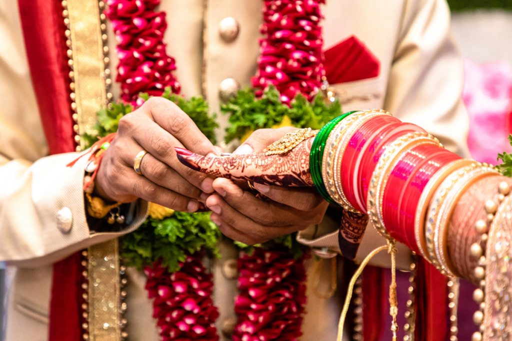 Cơn sốt đám cưới sau khi hạn chế đại dịch được nới lỏng đã thúc đẩy lượng vàng nhập khẩu của Ấn Độ đạt mức kỷ lục.