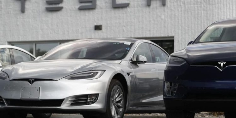 Giám đốc điều hành Tesla Elon Musk cho biết ông đã bán “đủ cổ phiếu” để đạt được kế hoạch bán 10% cổ phần tại Tesla.