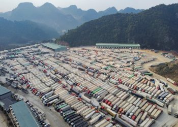 Hơn 6.000 container ùn ứ ở biên, doanh nghiệp "ngồi trên đống lửa"