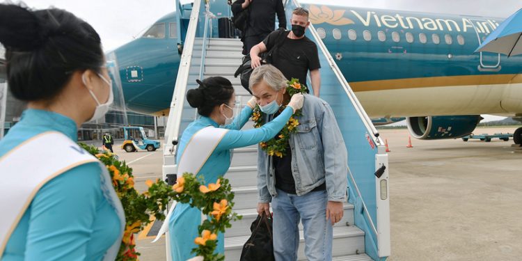 Tiếp tục kiến nghị mở đường bay quốc tế, bỏ quy định cách ly tập trung