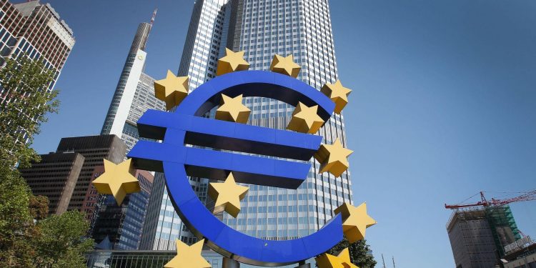 Ngân hàng Trung ương châu Âu (ECB) giữ nguyên lãi suất, tiếp tục giảm mua trái phiếu