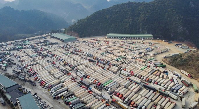 Gần 6.000 xe ùn tắc tại cửa khẩu: Nguyên nhân và giải pháp