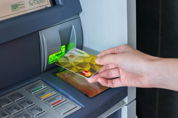 ViMoney: Có nên rút tiền mặt từ thẻ tín dụng cho các khoản chi tiêu cuối năm không?
