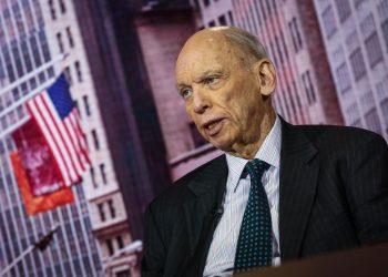 Byron Wien là Phó Chủ tịch của bộ phận giải pháp tài sản cá nhân của quỹ Blackstone, nơi ông đóng vai trò là 1 cố vấn cấp cao cho cả Blackstone