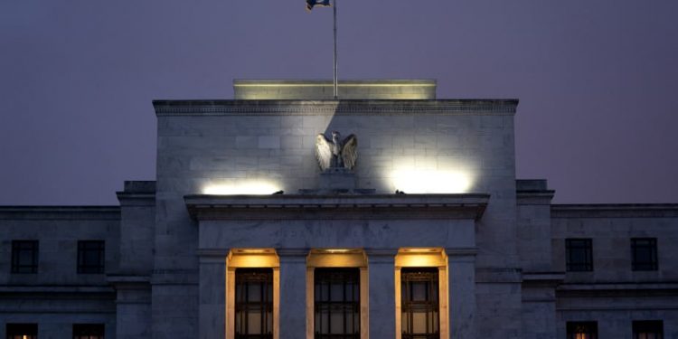 Chứng khoán Mỹ lao dốc, Fed sẽ “mềm lòng”?