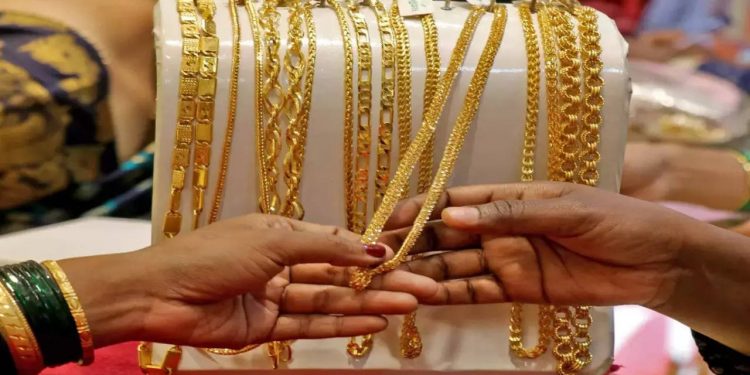 Omicron không thể đánh bại nhu cầu mua vàng ở Ấn Độ: Học cách sống chung với virus