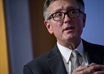 Phó chủ tịch Fed từ chức sớm giữa hàng loạt câu hỏi về giao dịch bất thường của ông thời kỳ đầu đại dịch.