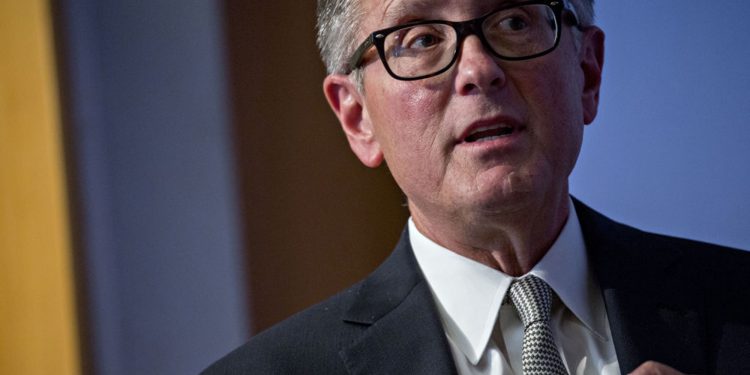 Phó chủ tịch Fed từ chức sớm giữa hàng loạt câu hỏi về giao dịch bất thường của ông thời kỳ đầu đại dịch.