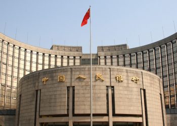Trung Quốc hạ lãi suất trung hạn lần đầu tiên kể từ 4/2020