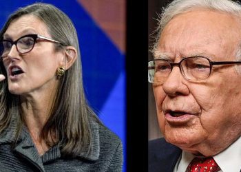 Warren Buffett – Cathie Wood, ai là thần chứng khoán thực thụ?