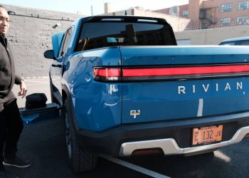 Cổ phiếu của Rivian lao dốc do sản xuất năm 2021 và sự ra đi của giám đốc điều hành