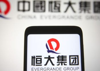 Cổ phiếu Evergrande mở cửa trở lại, sau khi nhà phát triển công bố doanh số bán hàng năm 2021 sụt giảm mạnh