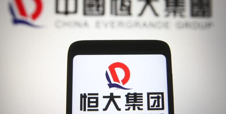 Cổ phiếu Evergrande mở cửa trở lại, sau khi nhà phát triển công bố doanh số bán hàng năm 2021 sụt giảm mạnh