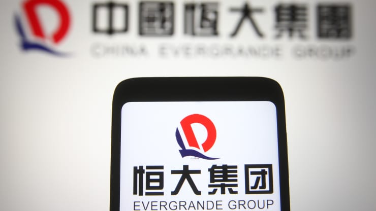 Cổ phiếu Evergrande mở cửa trở lại, sau khi nhà phát triển công bố doanh số bán hàng năm 2021 sụt giảm mạnh