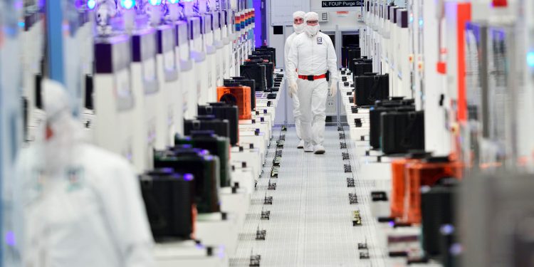 Doanh số bán chip được dự đoán cao hơn gần 10% vào năm 2022, bất chấp rủi ro gia tăng