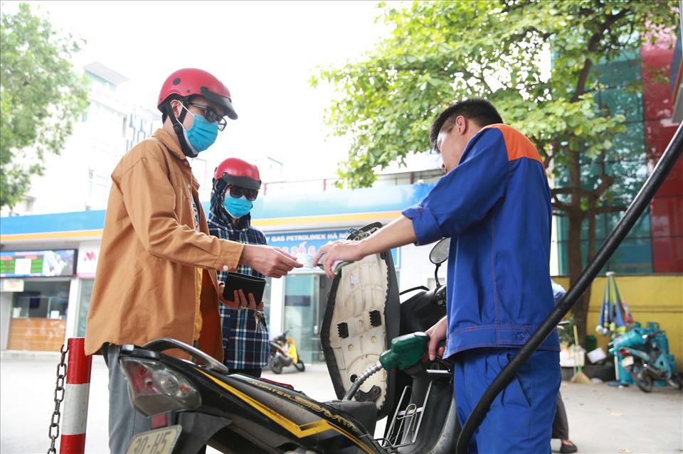 Giá xăng, dầu ngày 1/12 giảm hơn 1.000 đồng/lít