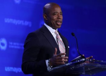 Nhận lương bằng Bitcoin, Thị trưởng New York bị “vắt kiệt”