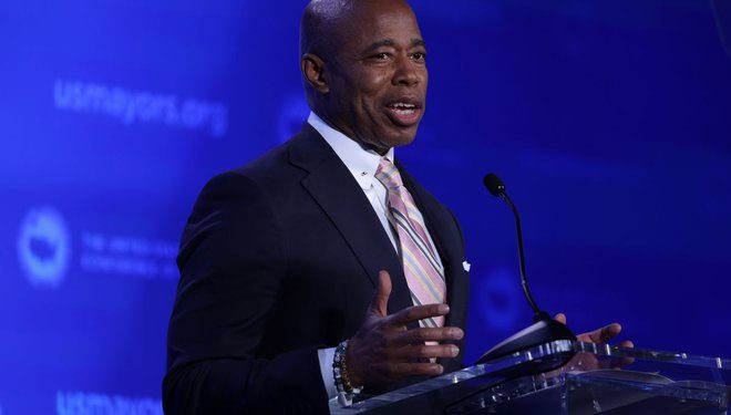 Nhận lương bằng Bitcoin, Thị trưởng New York bị “vắt kiệt”