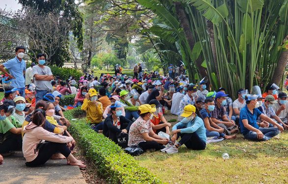 Thưởng Tết giảm, hàng 1.000 công nhân ngừng việc