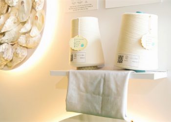Xanh hóa ngành dệt may bằng vỏ chai, than dừa