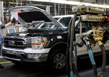 Ford giảm sản lượng do thiếu chip bán dẫn trầm trọng
