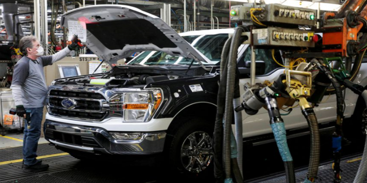 Ford giảm sản lượng do thiếu chip bán dẫn trầm trọng