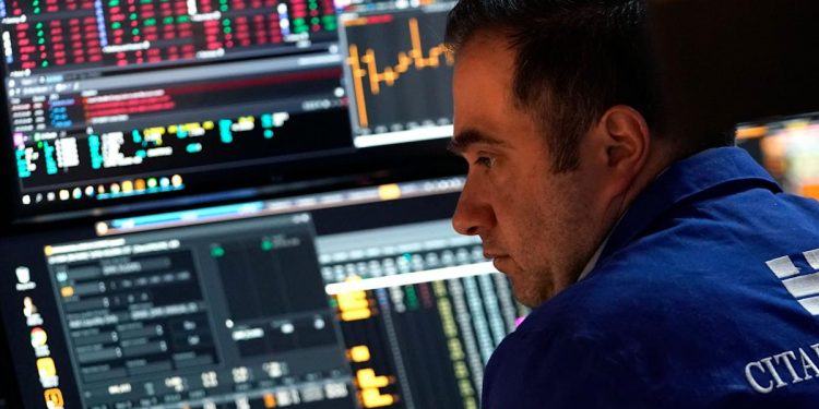 Tổng thống Putin quyết định “xuất quân”! Chứng khoán toàn cầu lao dốc, vàng tăng vọt, dầu vượt mốc 100 USD