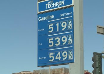 Giá dầu Mỹ lần đầu tiên đạt mốc 90 USD sau 8 năm