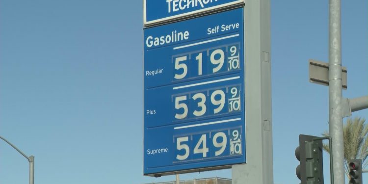 Giá dầu Mỹ lần đầu tiên đạt mốc 90 USD sau 8 năm