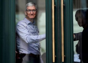 Tại sao Tim Cook lại có thể nhận gói lương thưởng 99 triệu USD? Các cổ đông của Apple không hài lòng