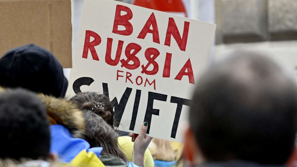 Loại Nga ra khỏi SWIFT = Khủng hoảng Lehman Brothers