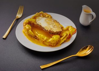 Giò lụa, chả quế, cua dát vàng lên mâm cúng Thần tài