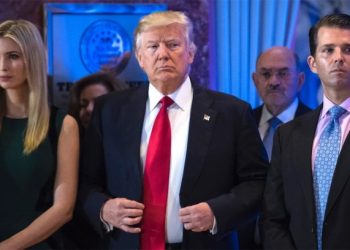 Cha con ông Donald Trump phải trả lời chất vấn trong 21 ngày