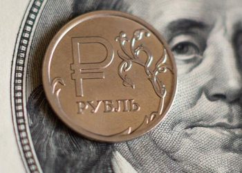 Đồng Rúp Nga rớt giá "không phanh" 30% so với USD khi Nga nhận lệnh trừng phạt vì tấn công Ukraine