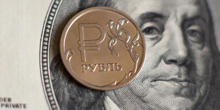 Đồng Rúp Nga rớt giá "không phanh" 30% so với USD khi Nga nhận lệnh trừng phạt vì tấn công Ukraine