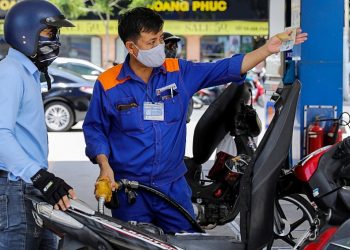 Giá xăng ngày 11/4 tăng mạnh, hơn 1000 đồng/lít