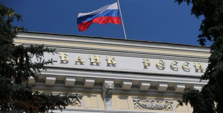 Đồng Rúp vừa giảm sâu, Ngân hàng Trung ương Nga đã tăng gấp đôi lãi suất chủ yếu lên 20%