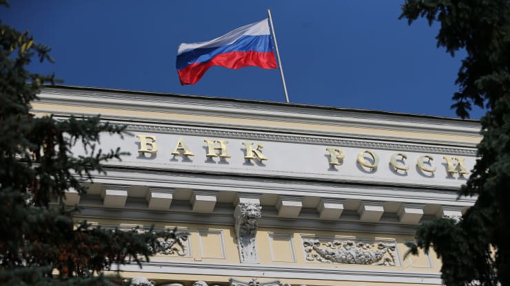 Đồng Rúp vừa giảm sâu, Ngân hàng Trung ương Nga đã tăng gấp đôi lãi suất chủ yếu lên 20%