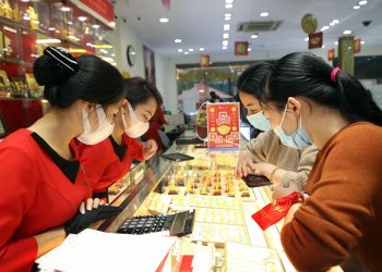 Ngày vía Thần tài: Người dân TP HCM mua vàng sớm, nhập hơn 300 tấn cá lóc về chợ Bình Điền