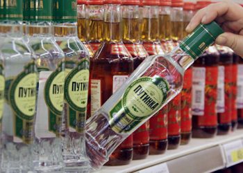 Một số cửa hàng ở Mỹ, Canada dừng bán rượu Vodka Nga