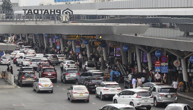 Tân Sơn Nhất đón lượng khách khủng, giá taxi tăng gấp 2