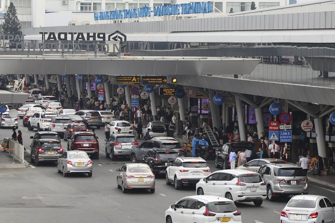 Sân bay Tân Sơn Nhất đón lượng khách khủng, giá taxi tăng gấp 2