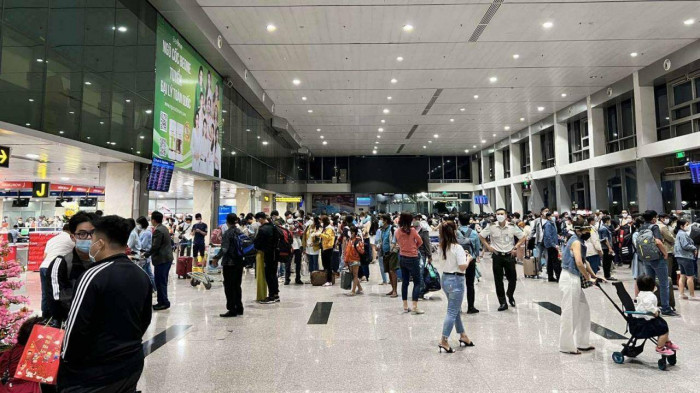 vimoney: Sân bay Tân Sơn Nhất đón lượng khách khủng, giá taxi tăng gấp 2